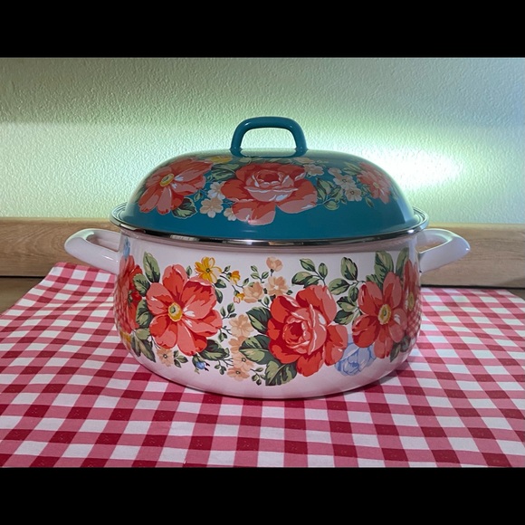 The Pioneer Woman Other - The Pioneer Woman Vintage floral 4 quart Dutch oven